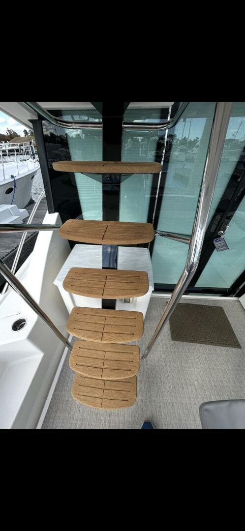 2021 Tiara Yachts 4400 Flybridge — photo 56