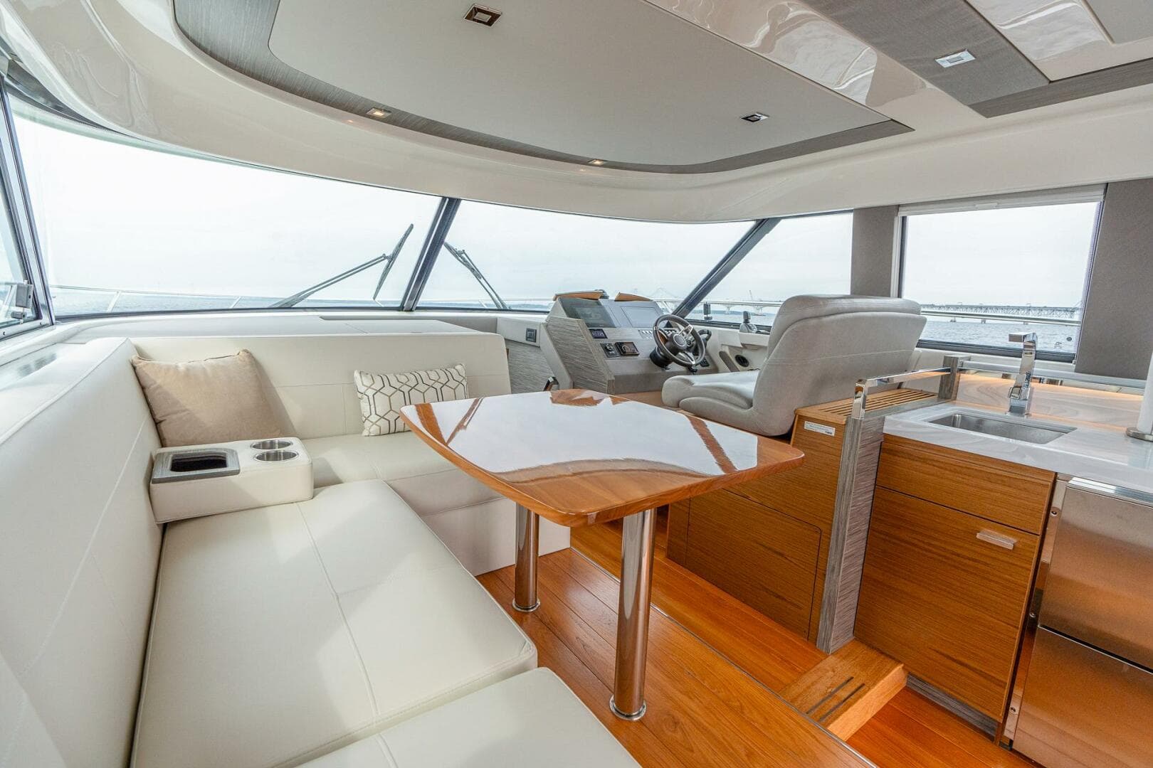 2021 Tiara Yachts 4400 Flybridge — photo 26