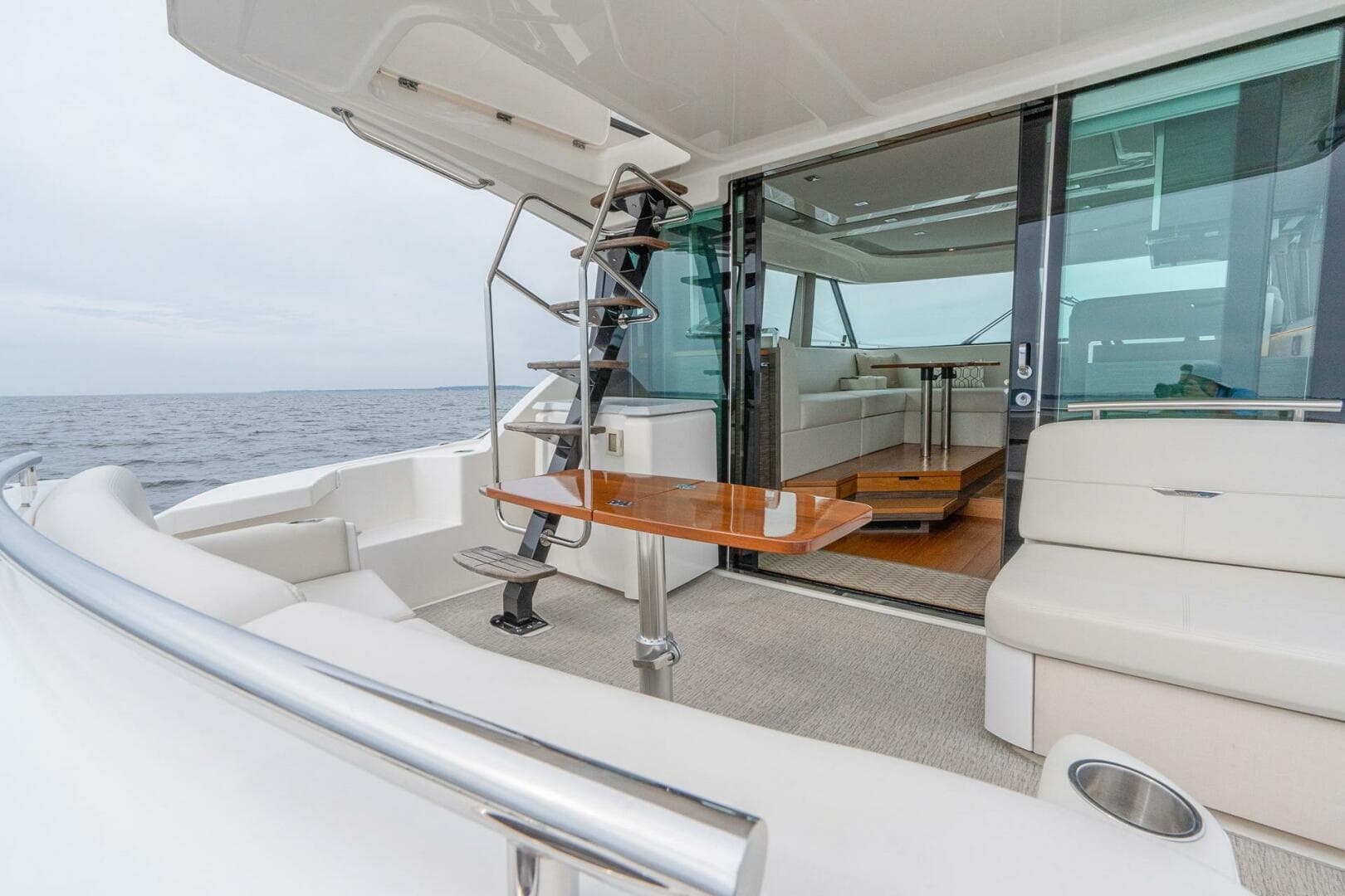 2021 Tiara Yachts 4400 Flybridge — photo 15