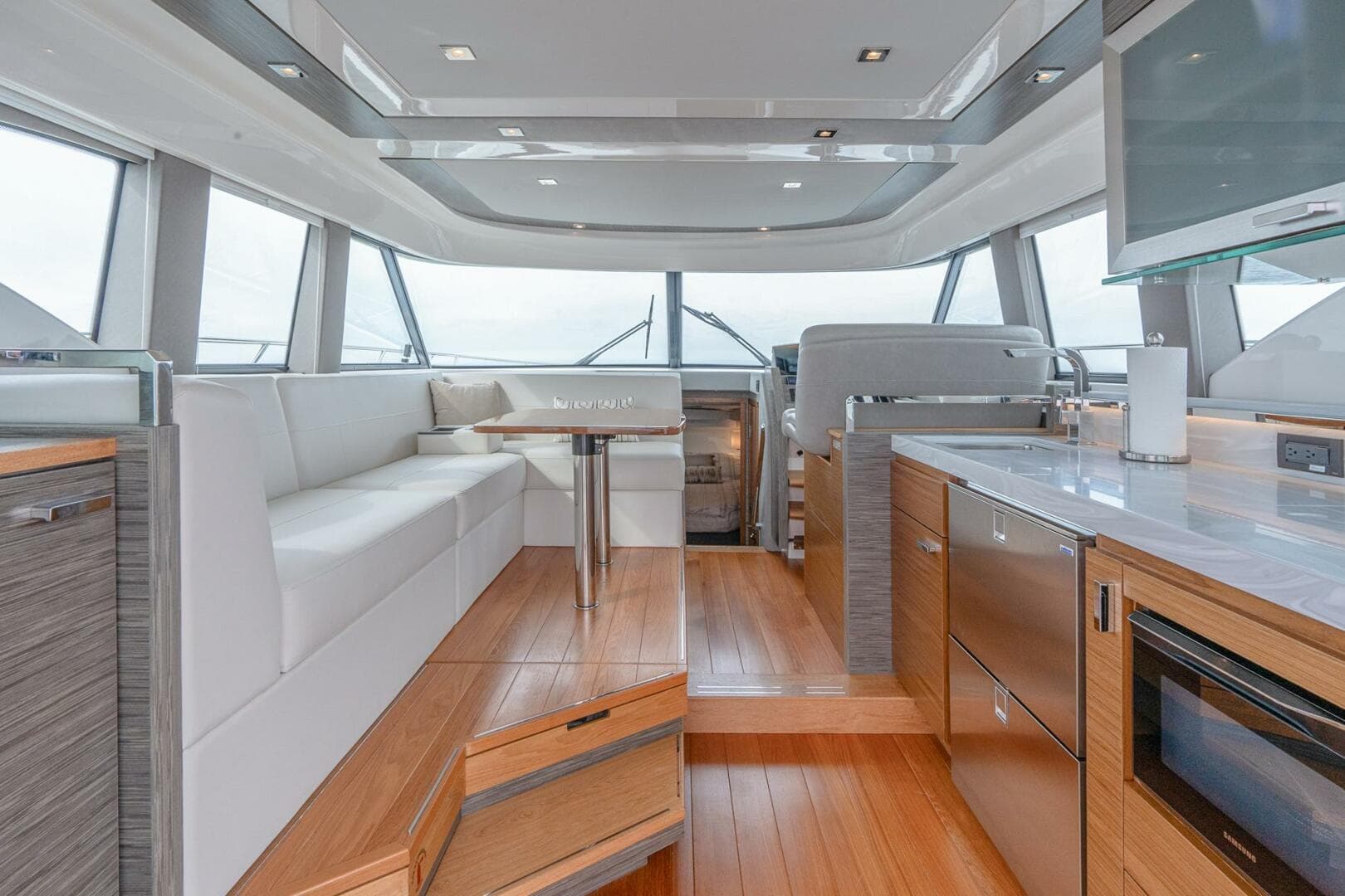 2021 Tiara Yachts 4400 Flybridge — photo 18