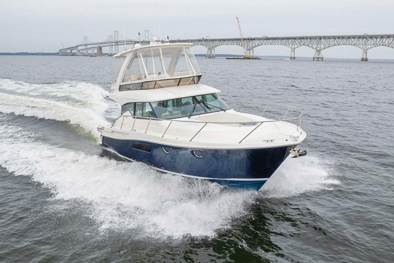 2021 Tiara Yachts 4400 Flybridge — photo 2