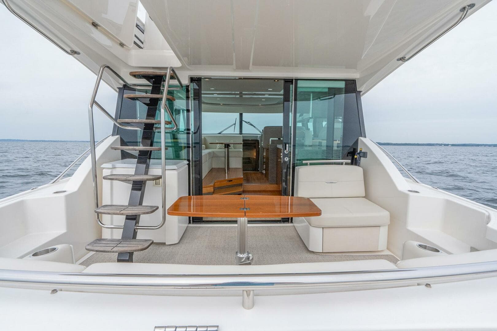 2021 Tiara Yachts 4400 Flybridge — photo 16