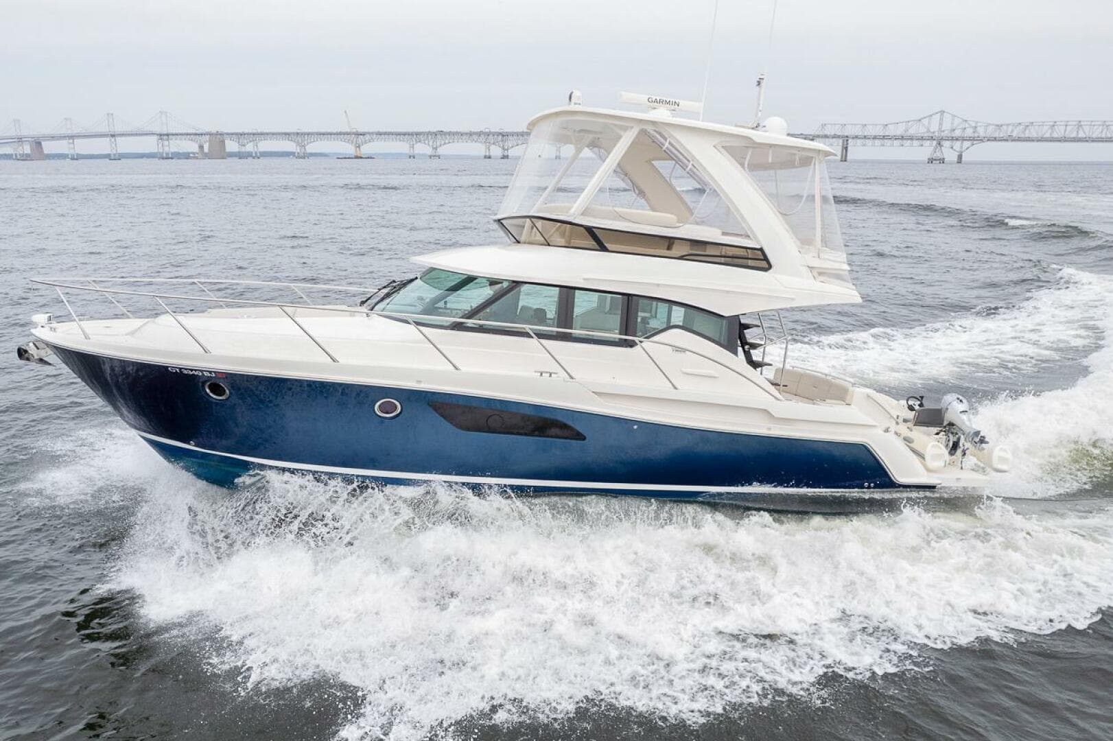 2021 Tiara Yachts 4400 Flybridge — photo 6