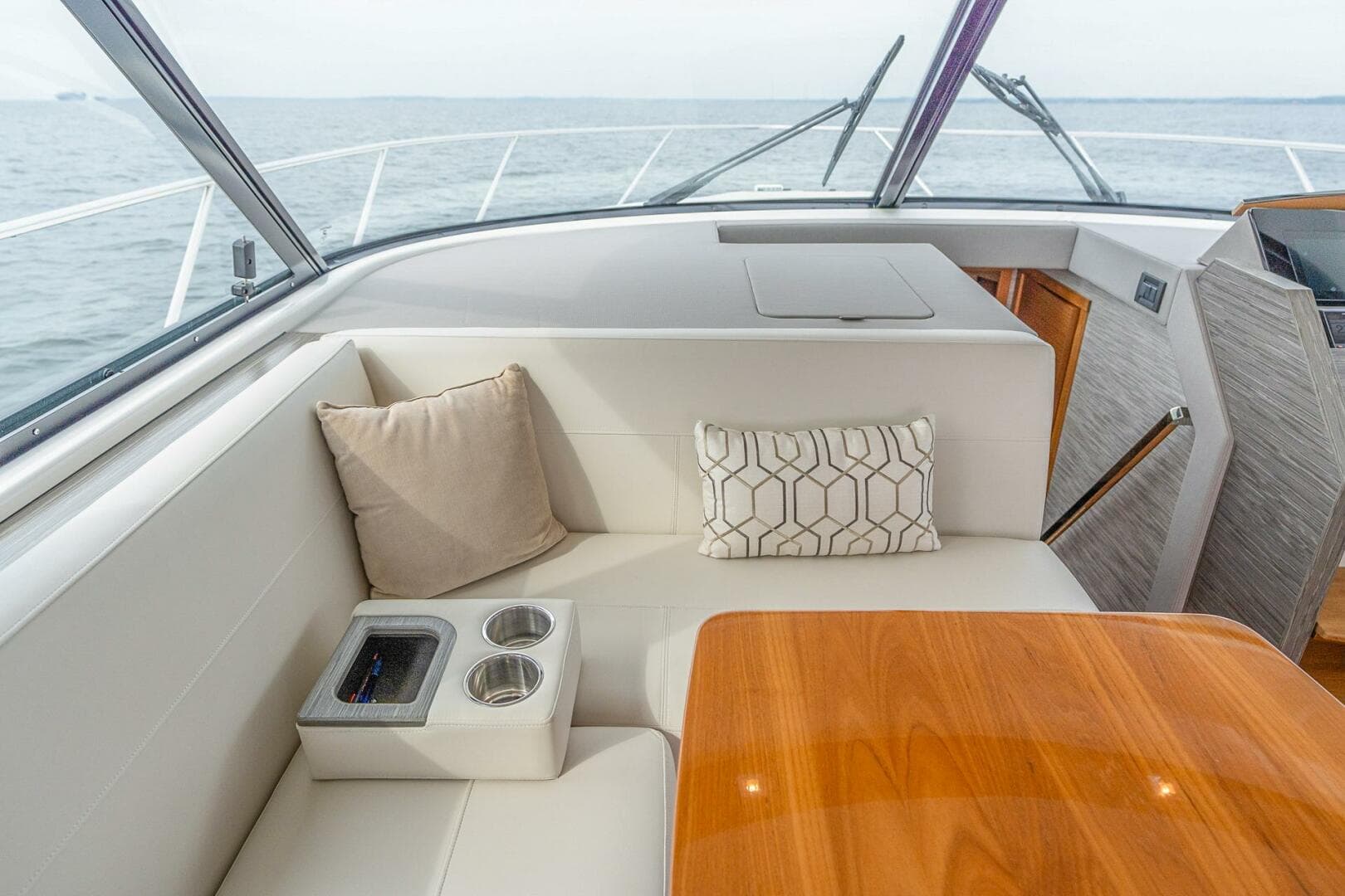 2021 Tiara Yachts 4400 Flybridge — photo 21