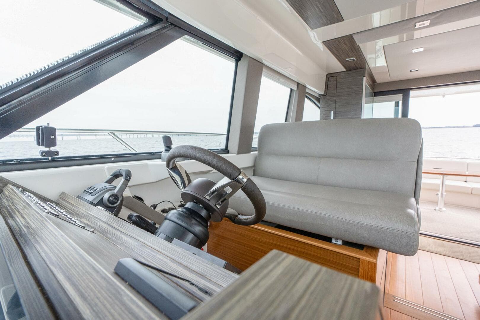 2021 Tiara Yachts 4400 Flybridge — photo 24