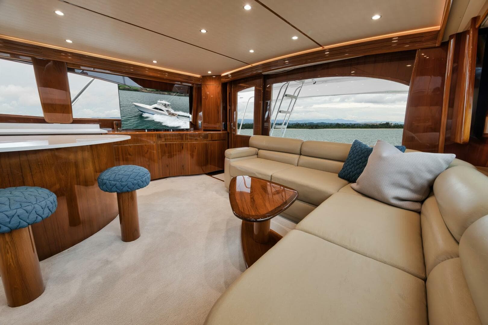 2014 Viking 62 — photo 11