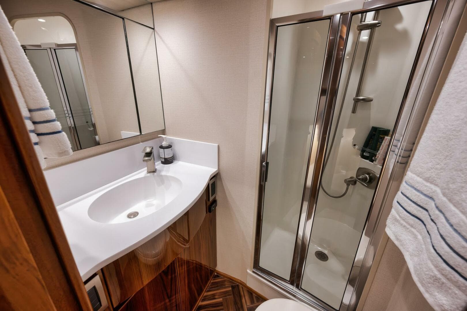 2014 Viking 62 — photo 28