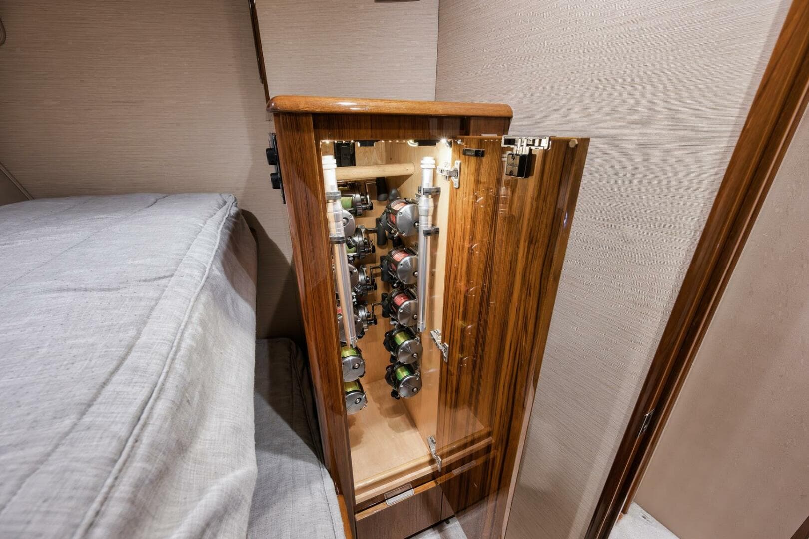 2014 Viking 62 — photo 29