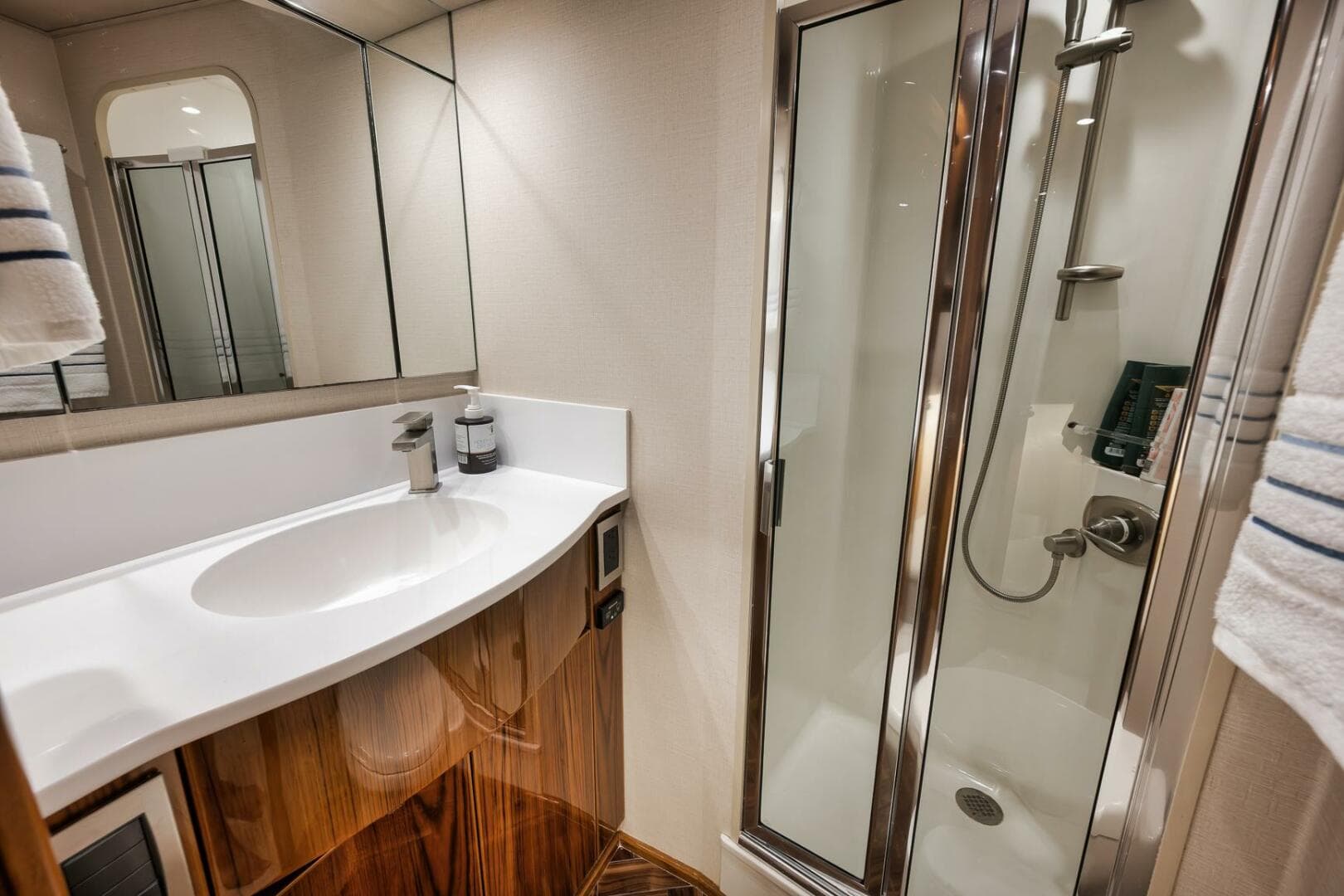 2014 Viking 62 — photo 25