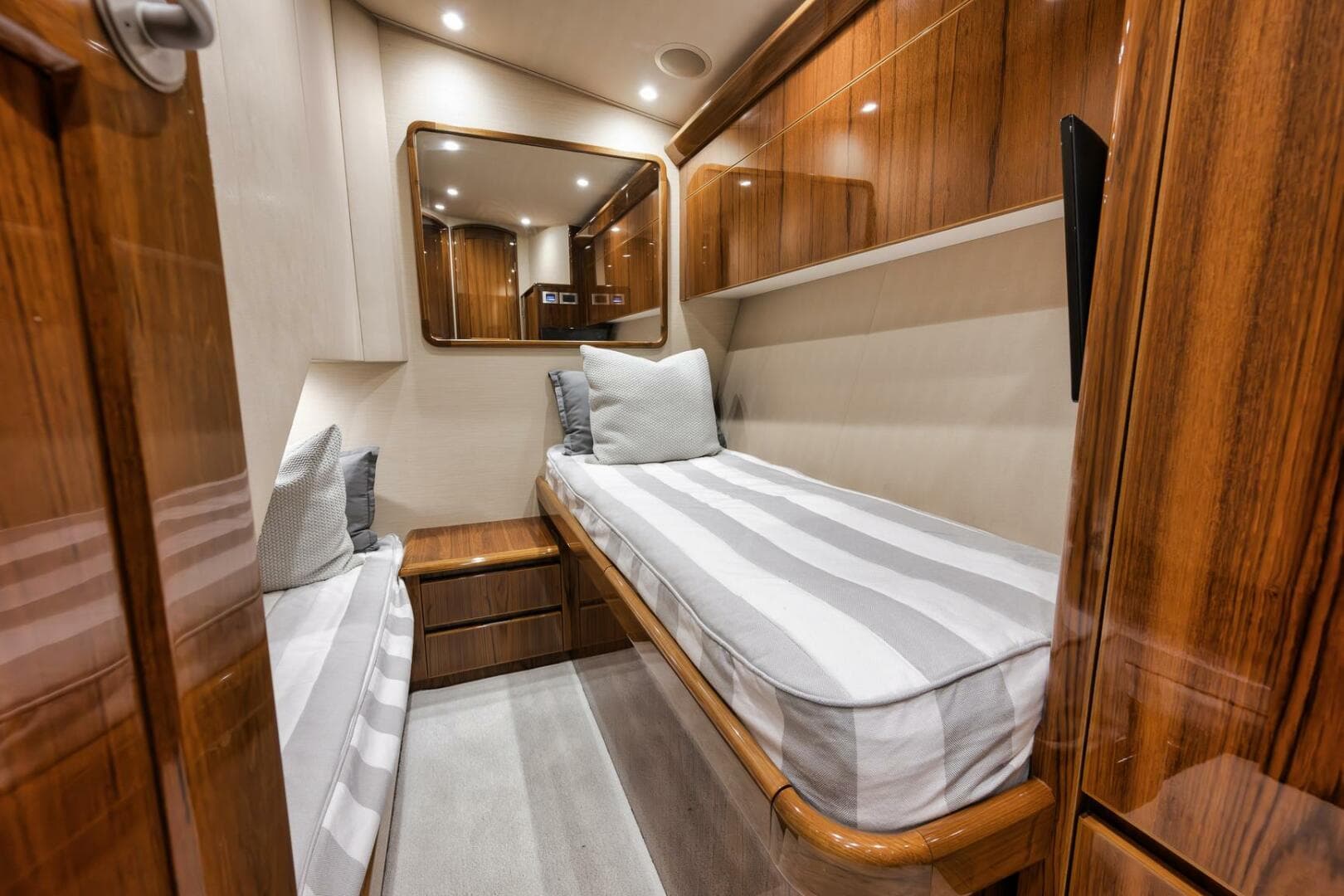 2014 Viking 62 — photo 17