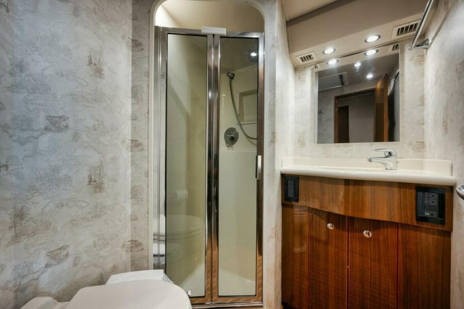 2005 Viking 61 — photo 17