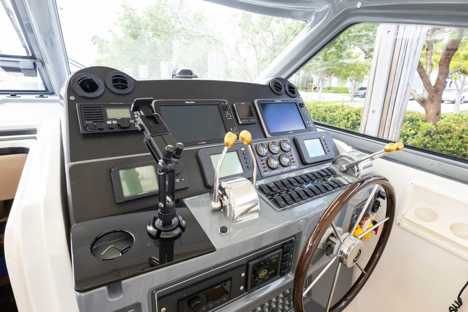 2000 Tiara Yachts 5200 Express — photo 9