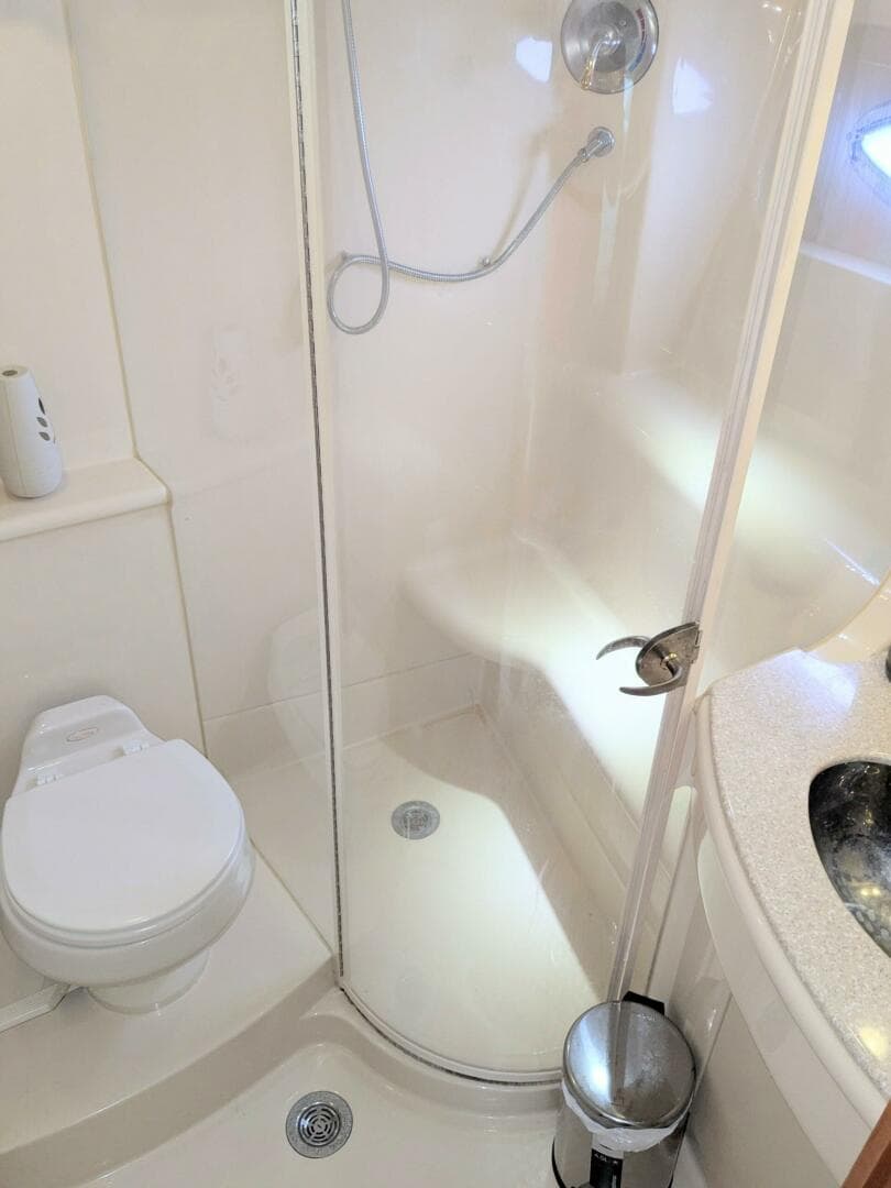 2004 Meridian 411 — photo 24