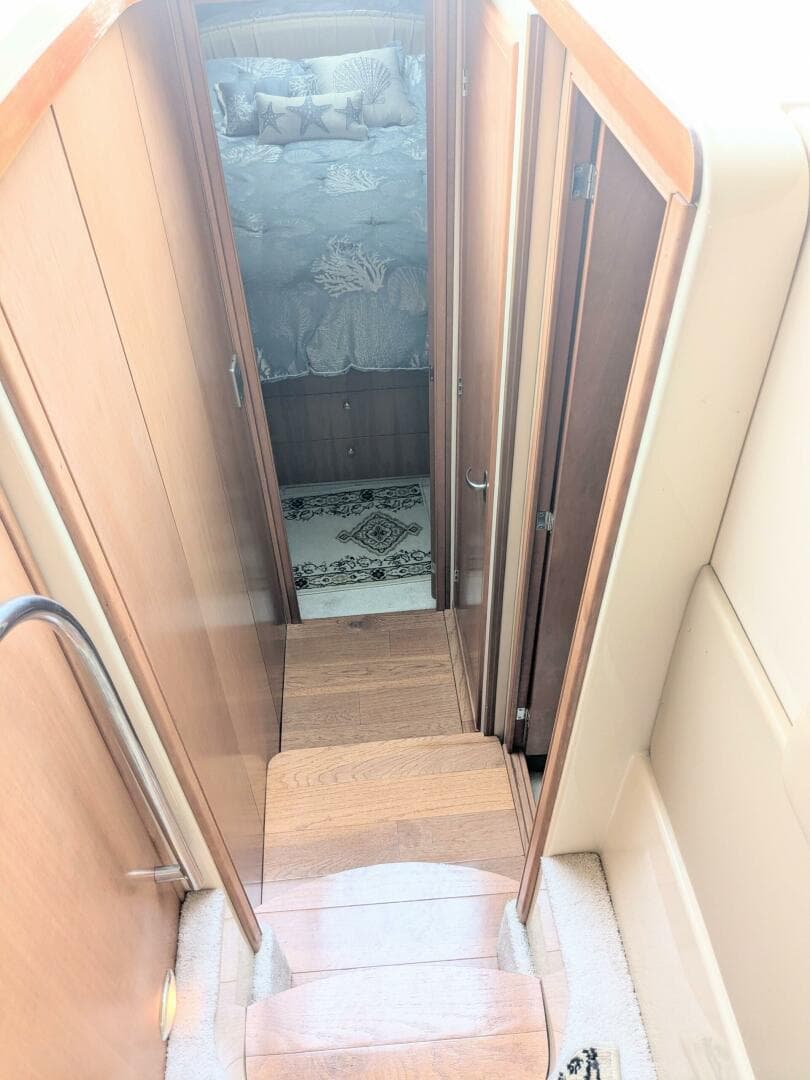 2004 Meridian 411 — photo 28