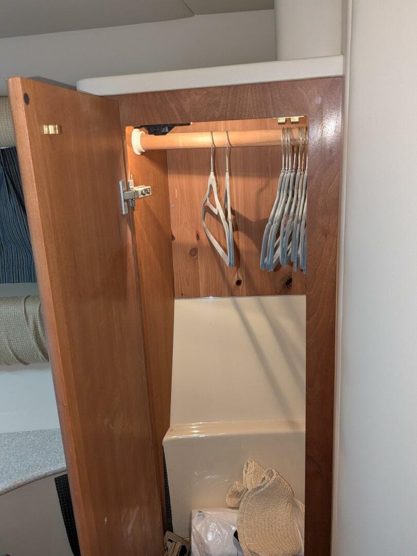 2004 Meridian 411 — photo 23