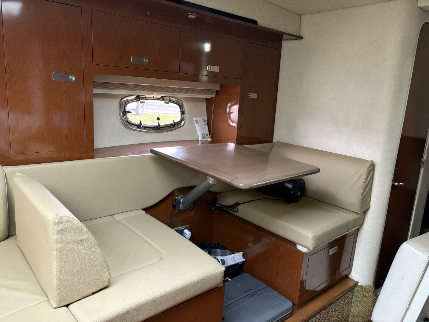 2012 Sea Ray 310 Sundancer — photo 23