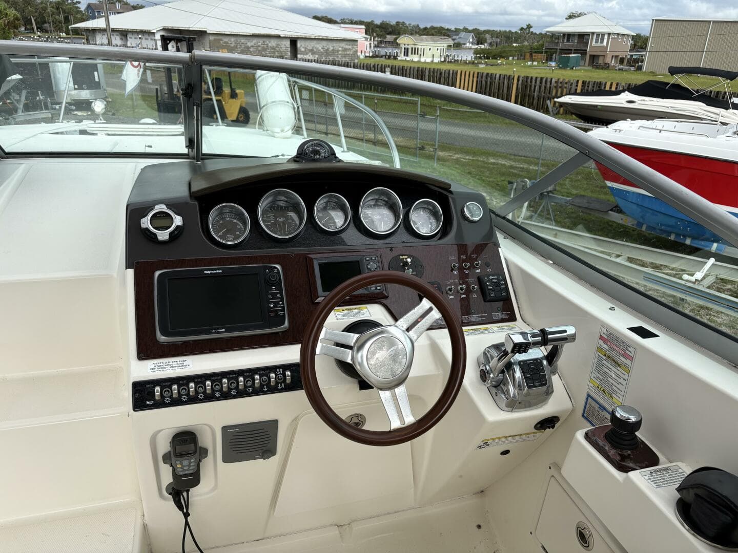 2012 Sea Ray 310 Sundancer — photo 12