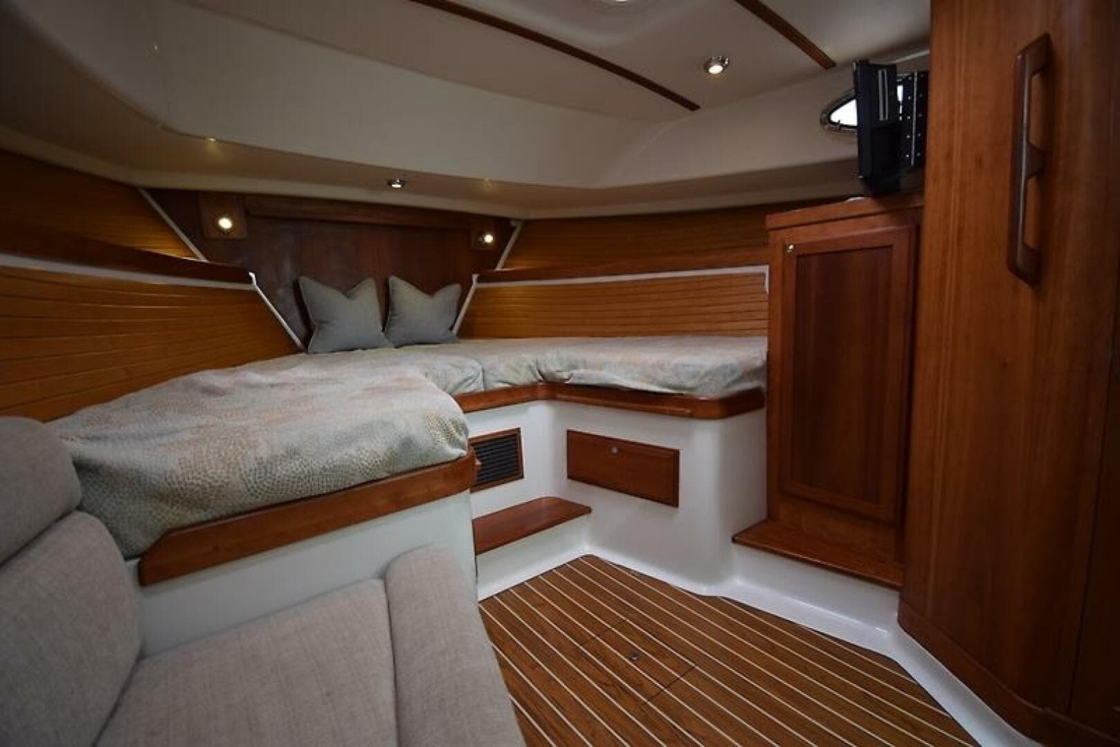 2007 Back Cove 33 — photo 30