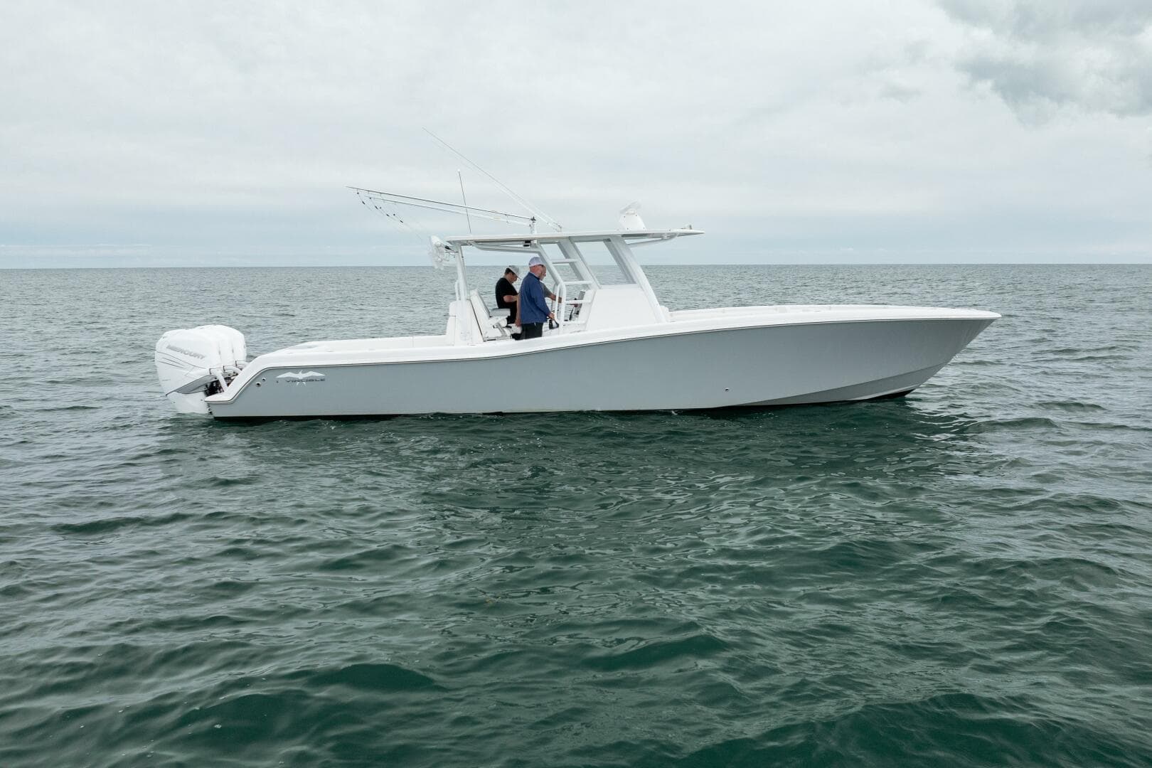 2020 Invincible 30 Open — photo 8