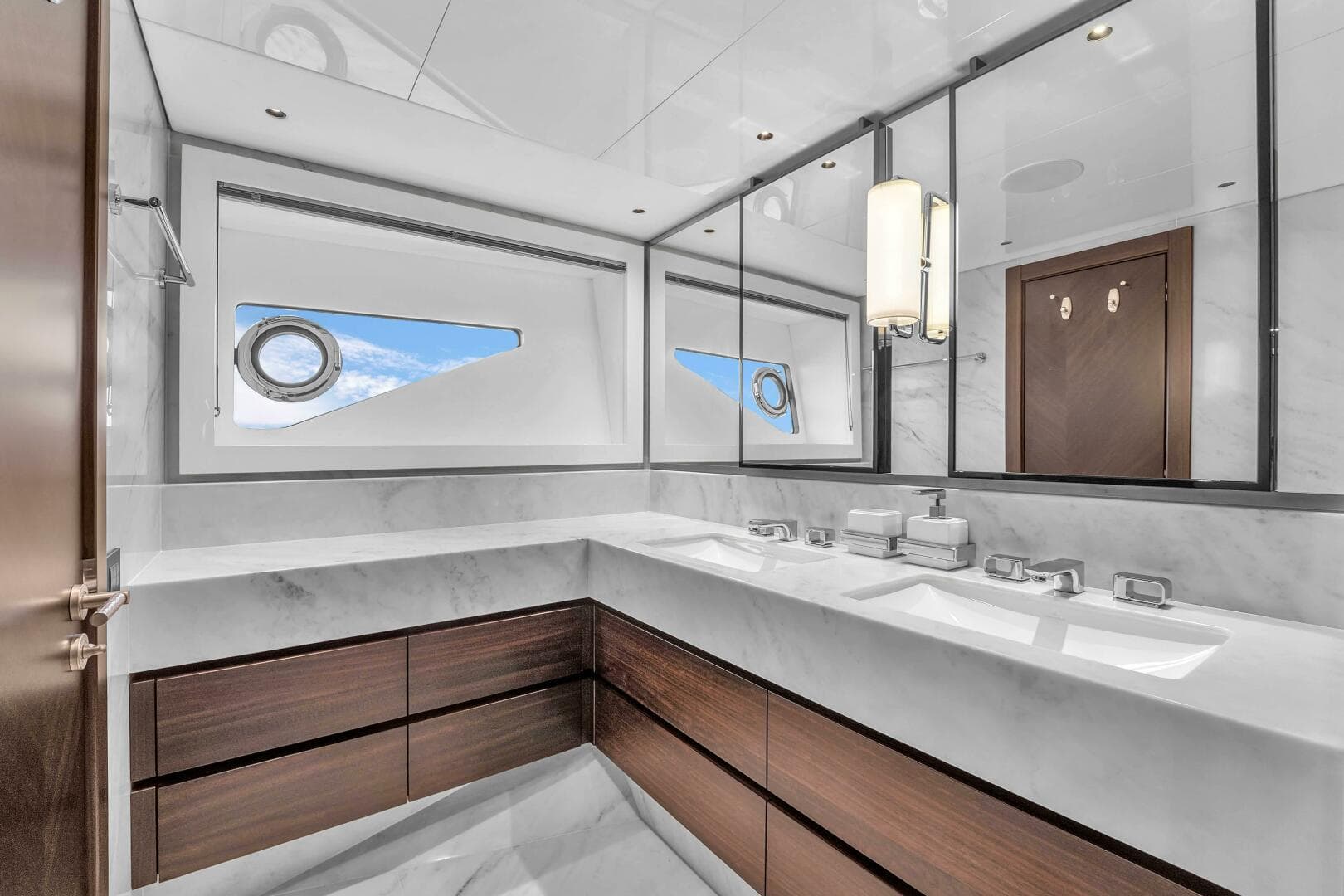 2024 Sunseeker Ocean 90 Enclosed / Ocean 182 — photo 15