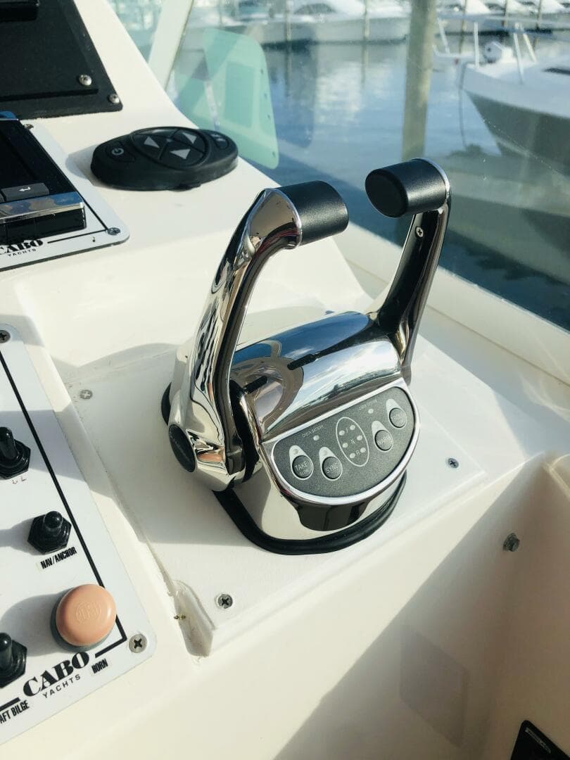 2000 Cabo 31 Express — photo 19