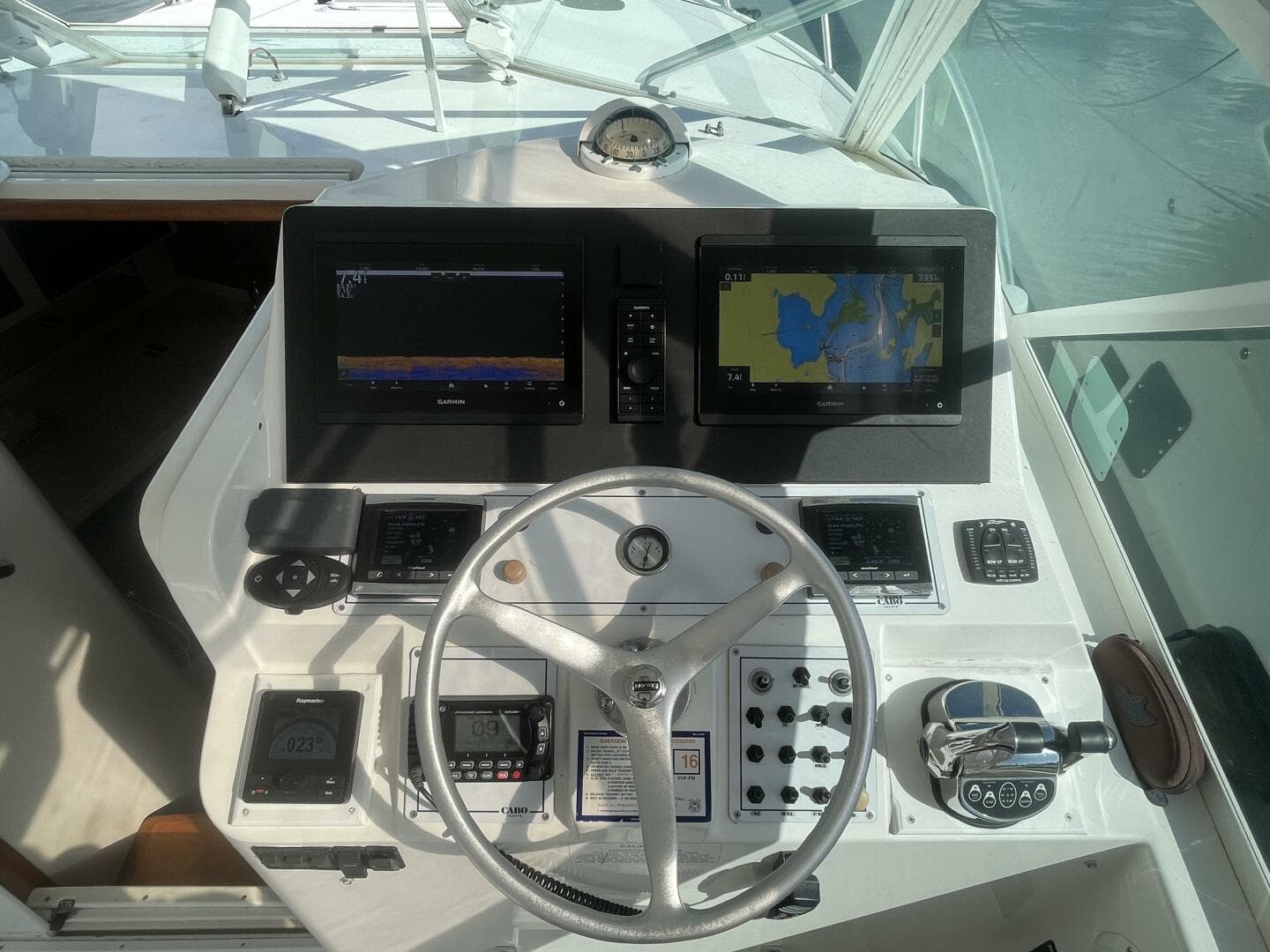 2000 Cabo 31 Express — photo 17