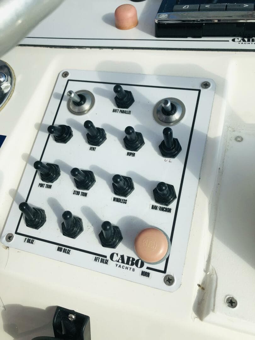 2000 Cabo 31 Express — photo 22