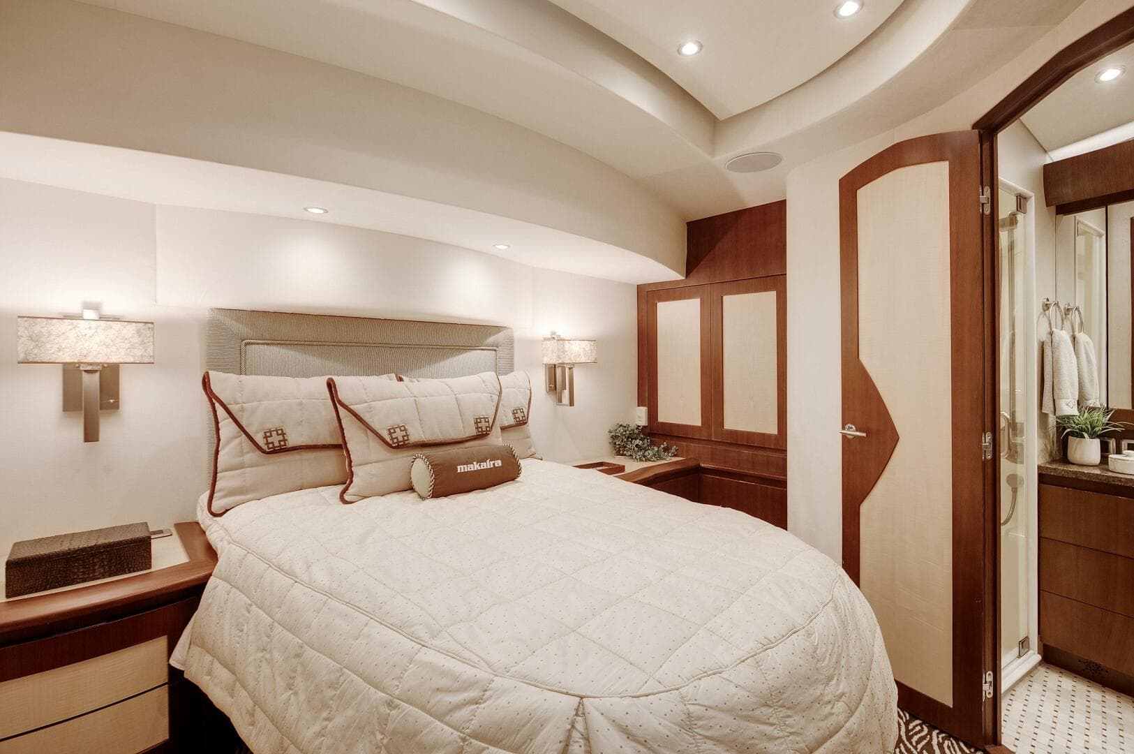 2015 Ocean Yachts 64 Convertible — photo 9