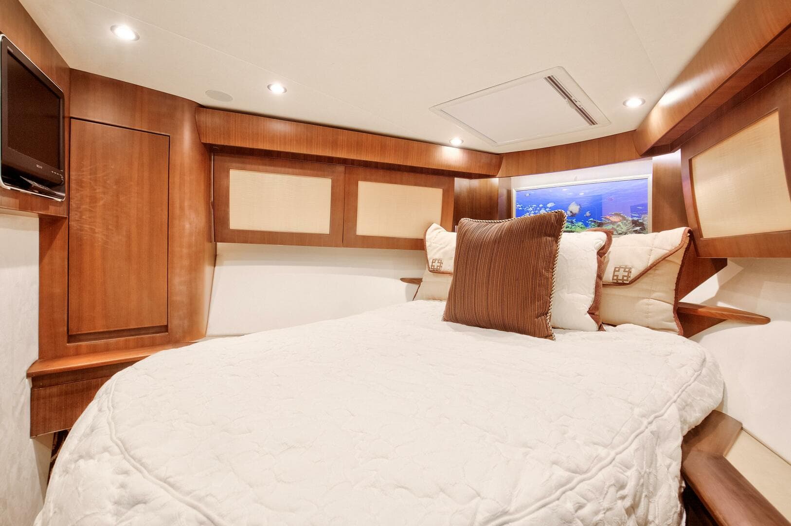 2015 Ocean Yachts 64 Convertible — photo 14