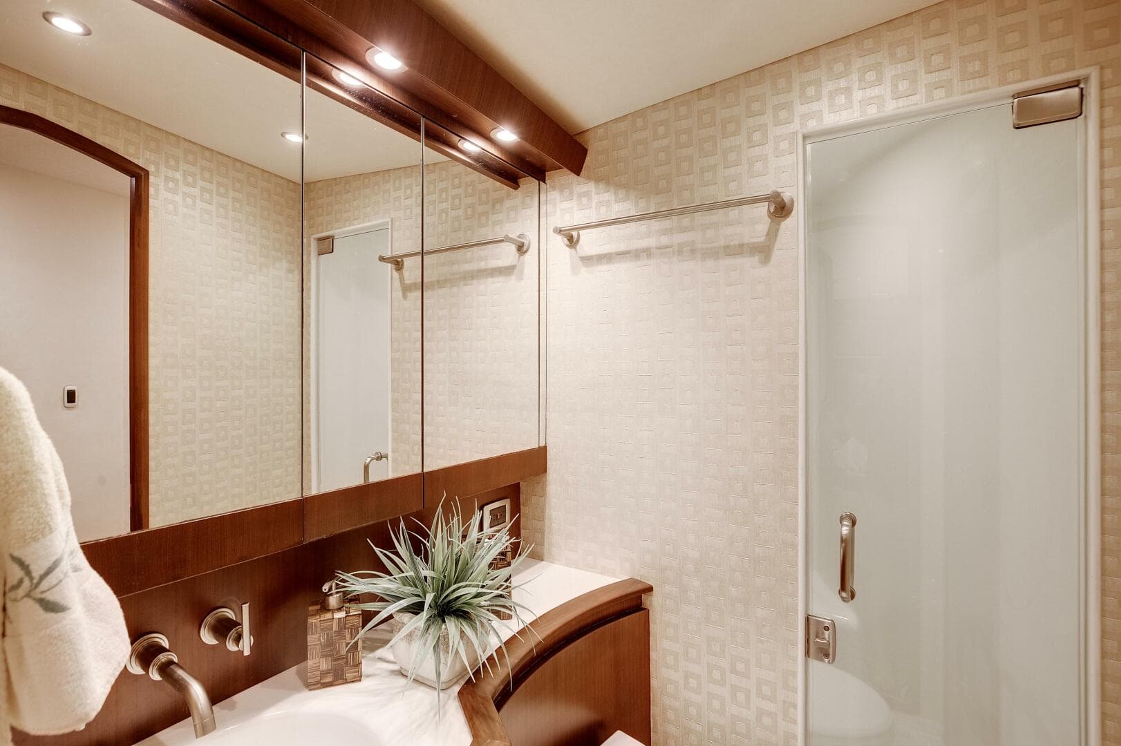 2015 Ocean Yachts 64 Convertible — photo 7