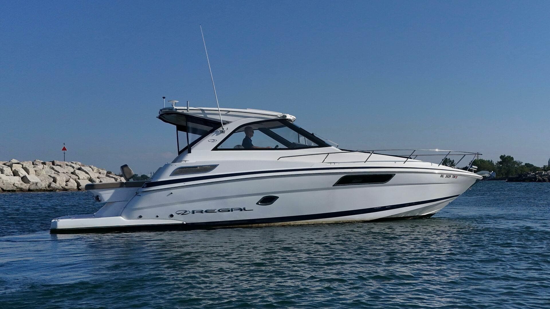 2016 Regal 35 Sport Coupe — photo 7