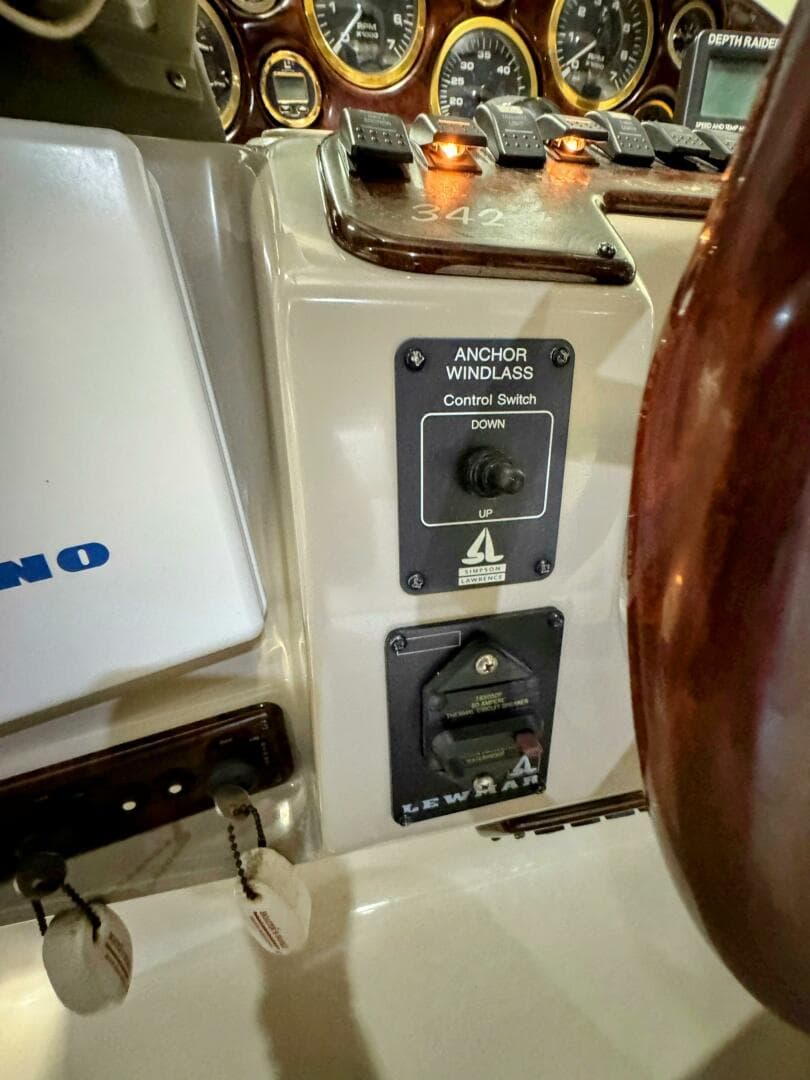 2002 Rinker 342 Fiesta Vee — photo 10