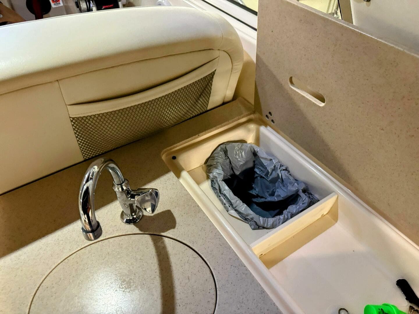 2002 Rinker 342 Fiesta Vee — photo 16