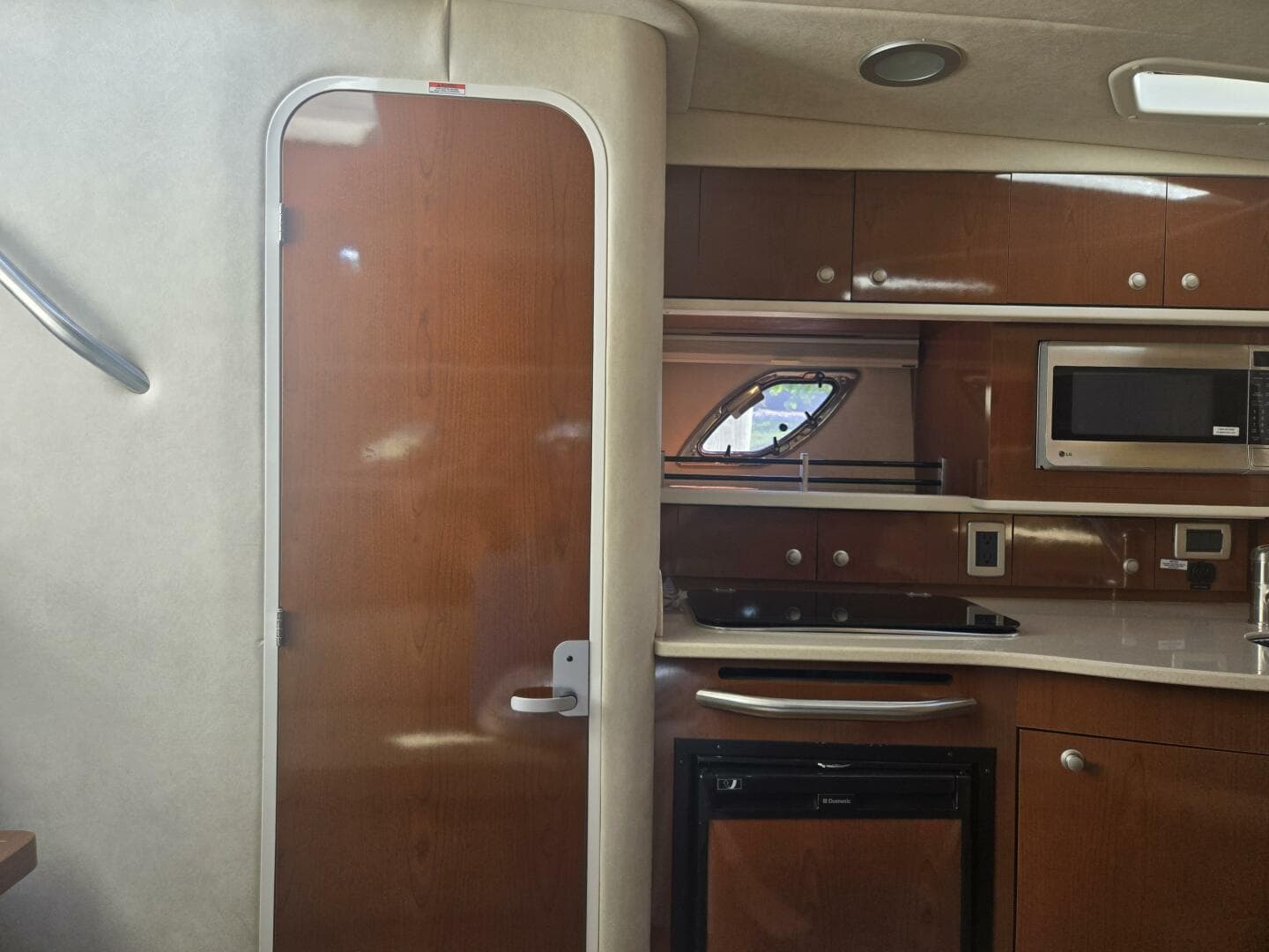2010 Sea Ray 330 Sundancer — photo 44