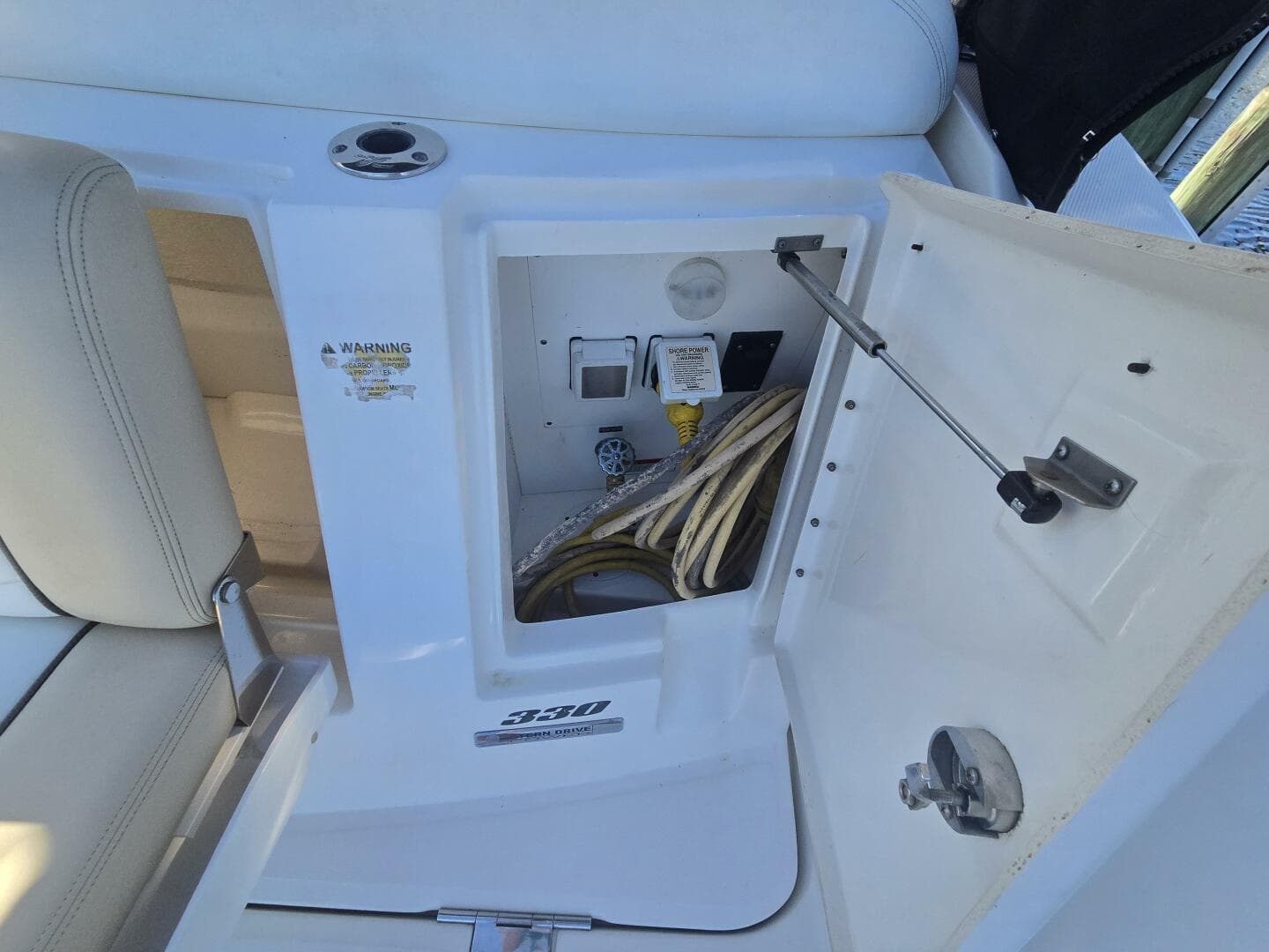 2010 Sea Ray 330 Sundancer — photo 25