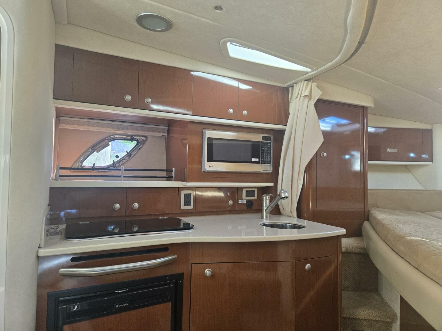 2010 Sea Ray 330 Sundancer — photo 43