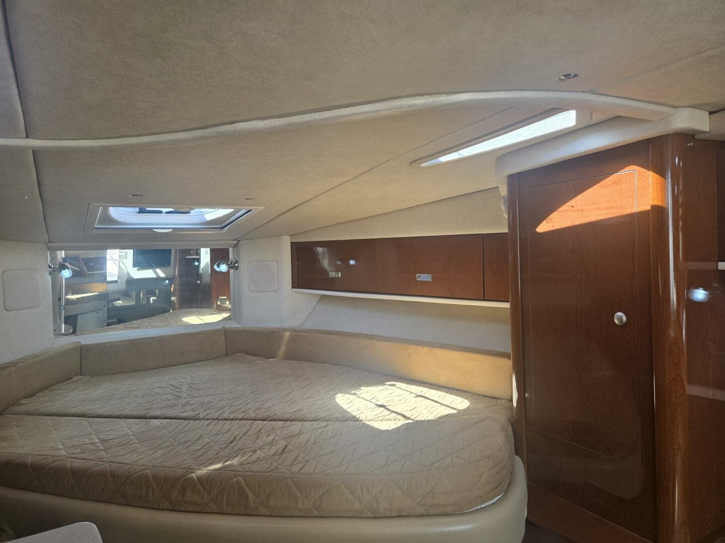 2010 Sea Ray 330 Sundancer — photo 40