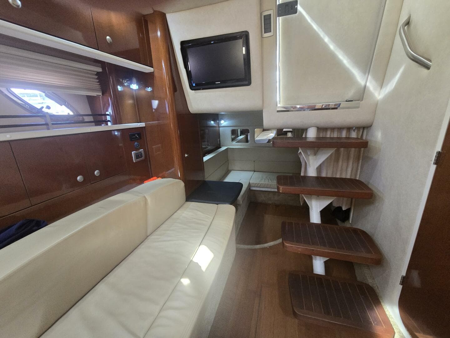 2010 Sea Ray 330 Sundancer — photo 48