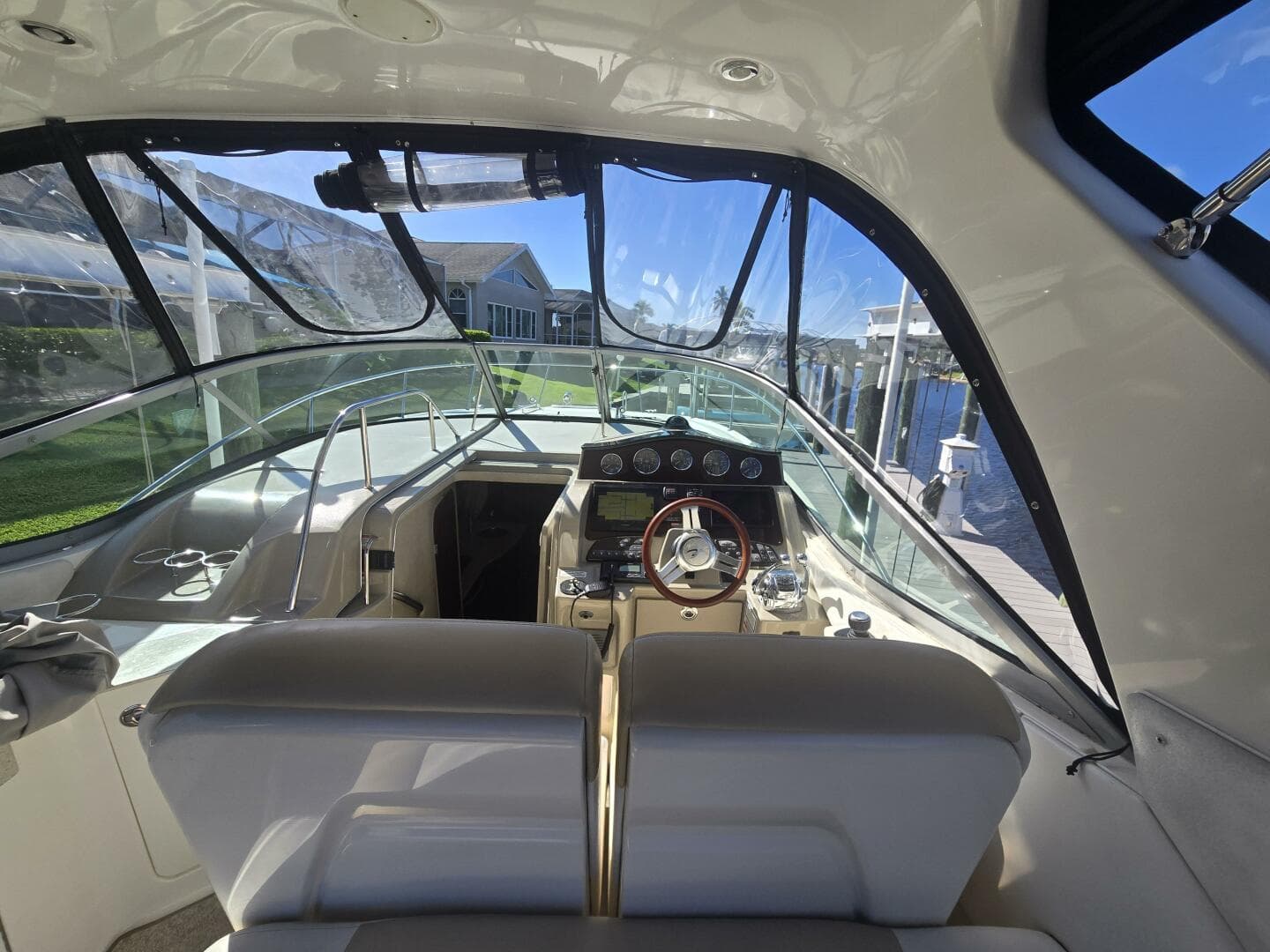 2010 Sea Ray 330 Sundancer — photo 22