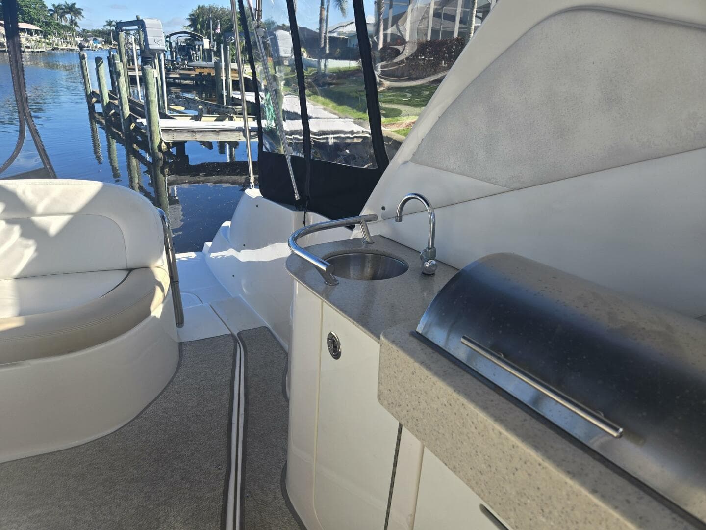 2010 Sea Ray 330 Sundancer — photo 17
