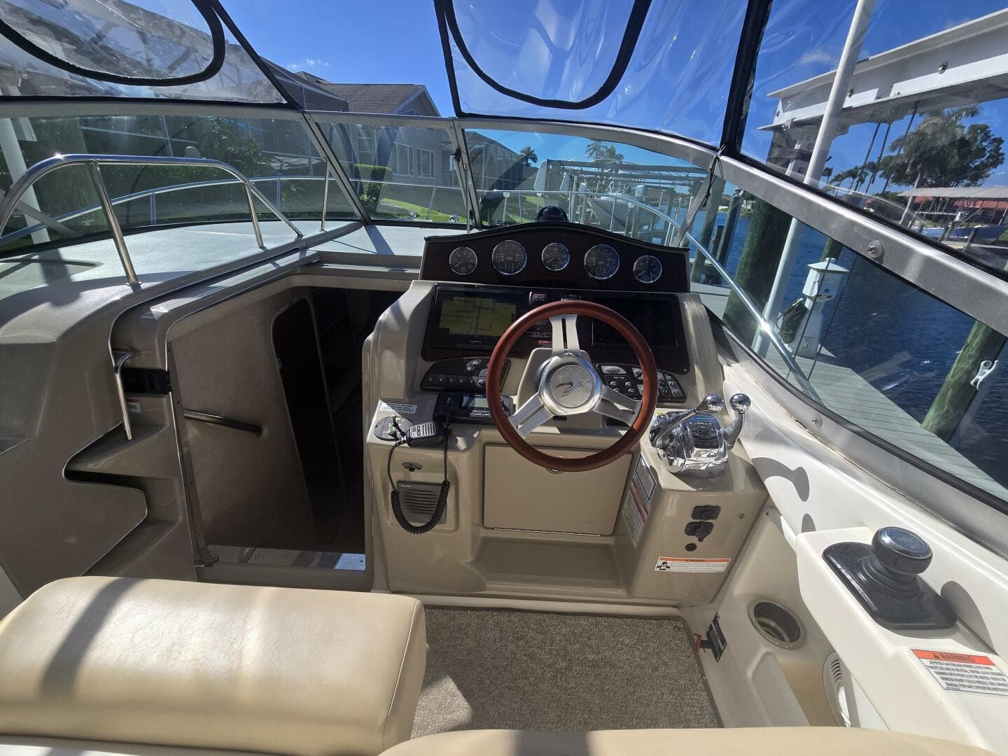 2010 Sea Ray 330 Sundancer — photo 4