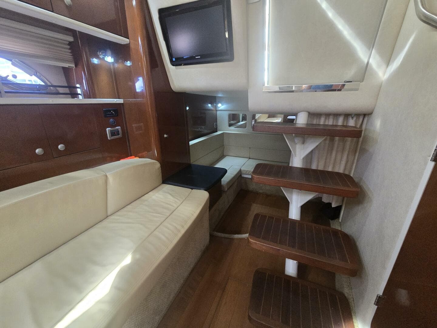 2010 Sea Ray 330 Sundancer — photo 47