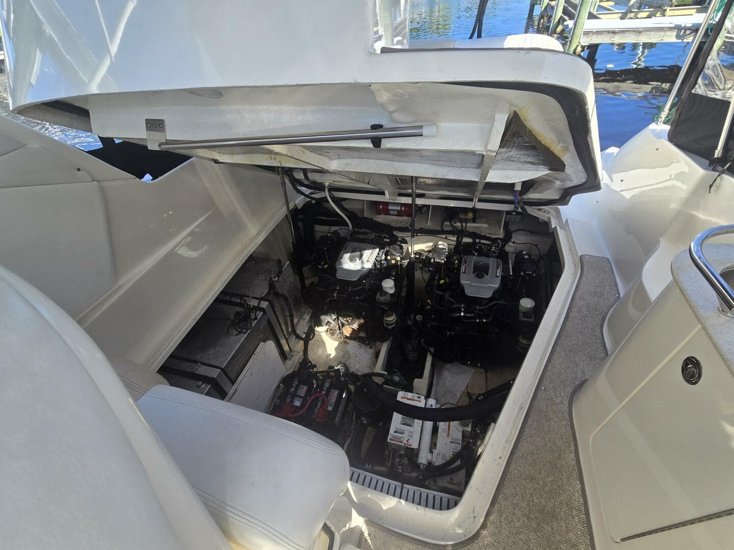 2010 Sea Ray 330 Sundancer — photo 53