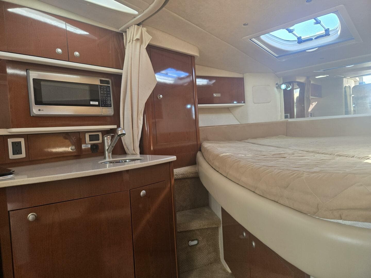 2010 Sea Ray 330 Sundancer — photo 42