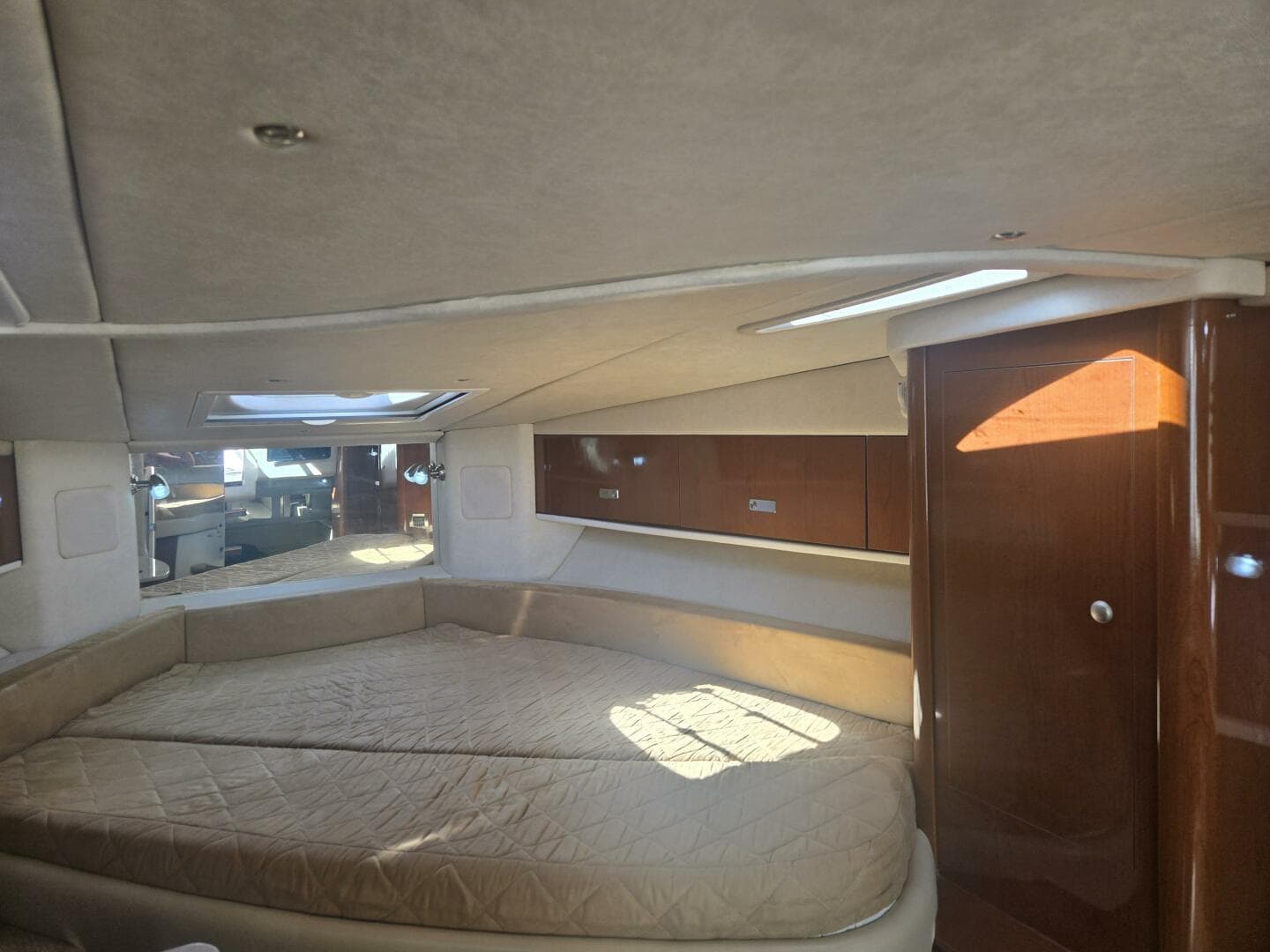 2010 Sea Ray 330 Sundancer — photo 41