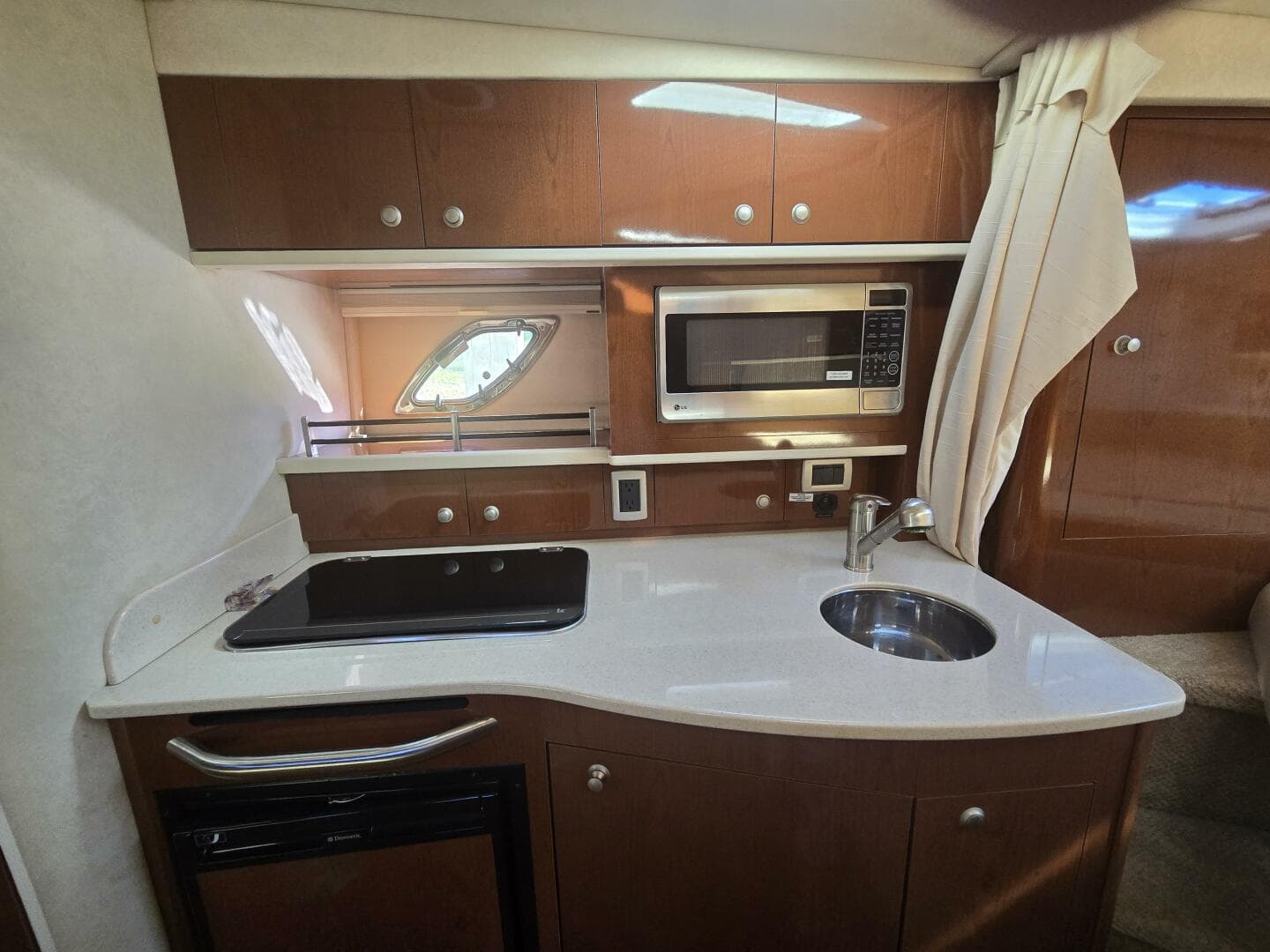 2010 Sea Ray 330 Sundancer — photo 52