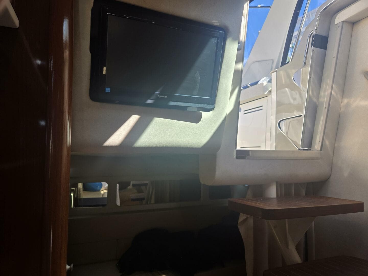 2010 Sea Ray 330 Sundancer — photo 45