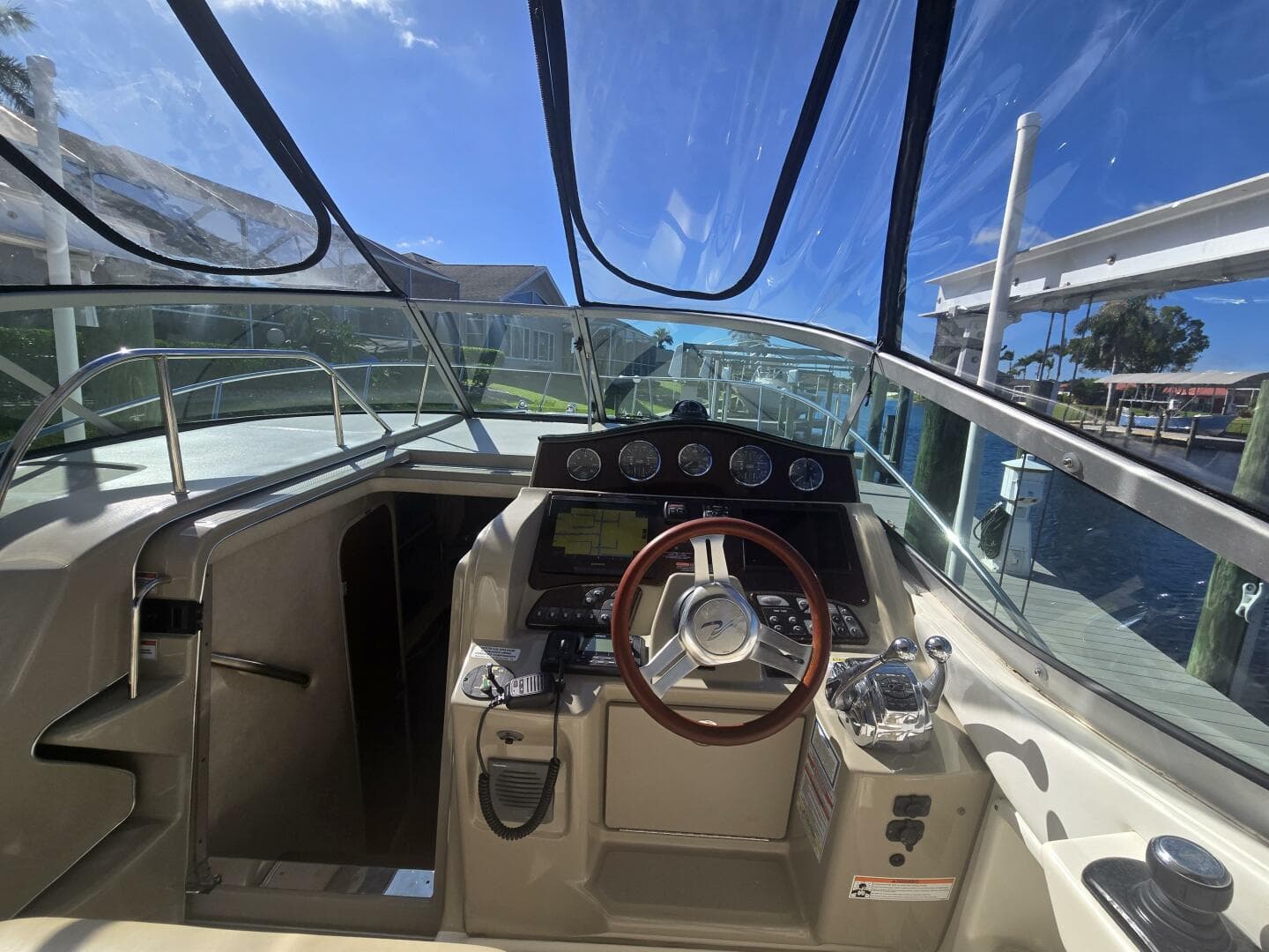 2010 Sea Ray 330 Sundancer — photo 23