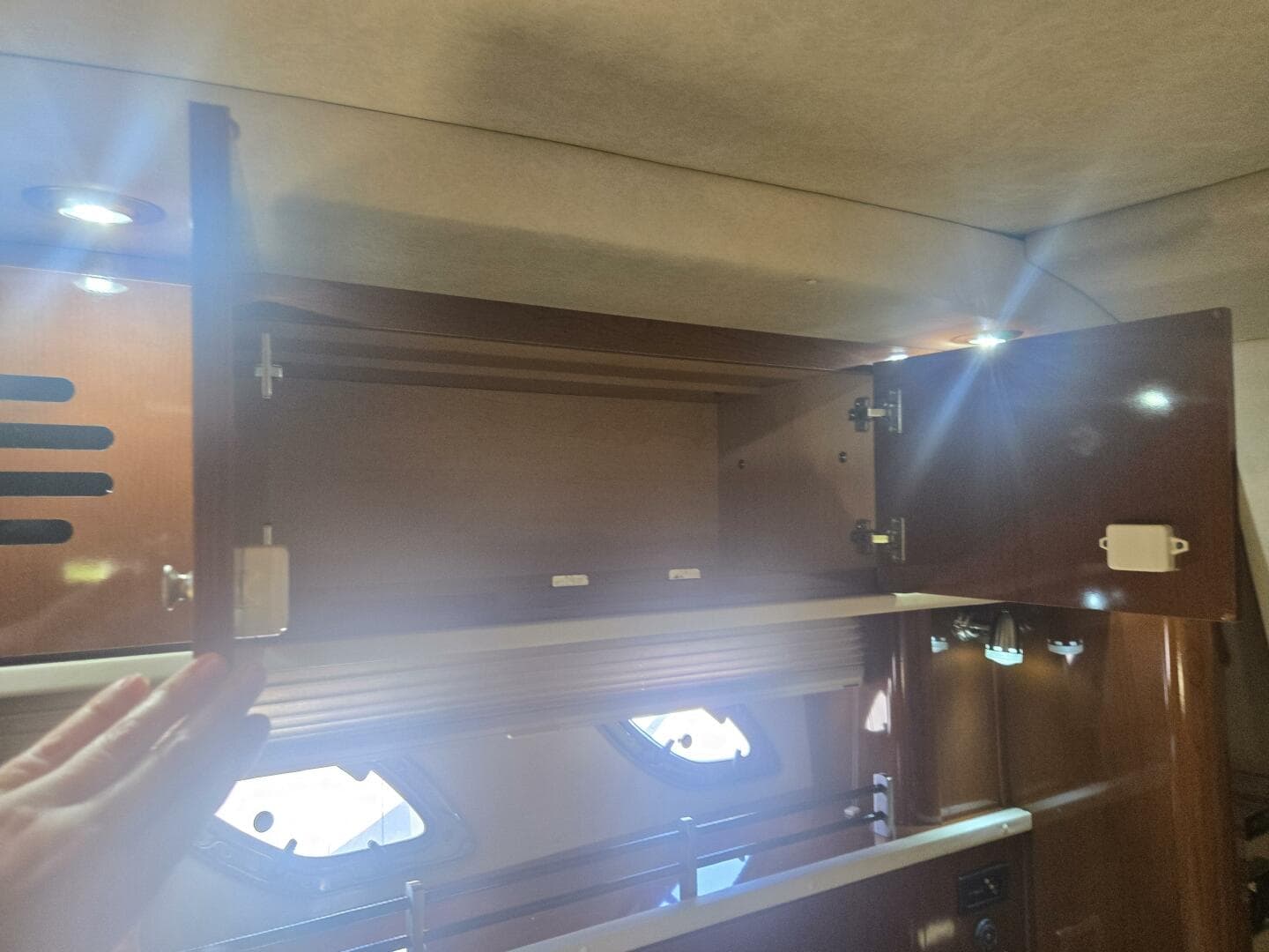 2010 Sea Ray 330 Sundancer — photo 50