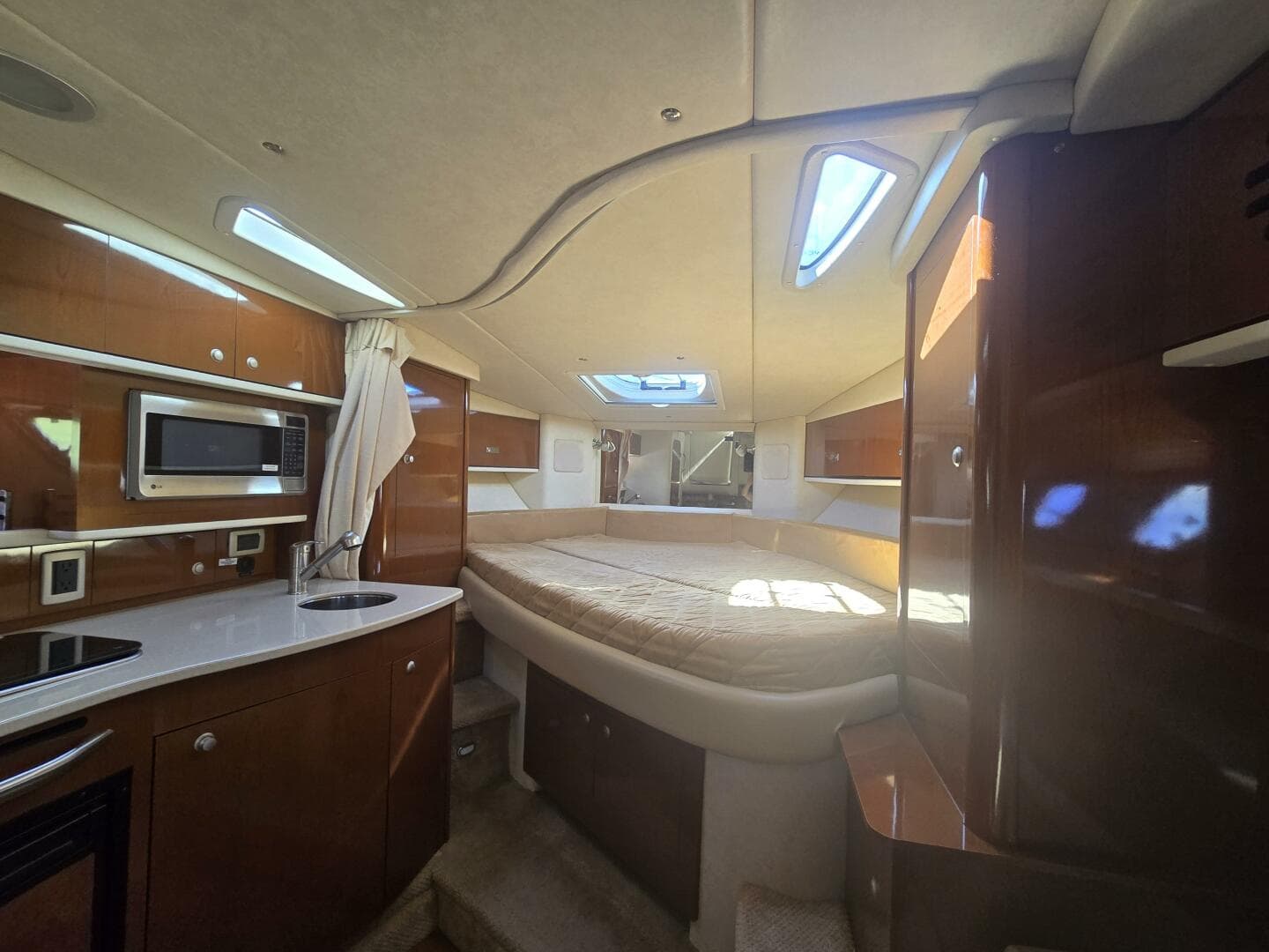 2010 Sea Ray 330 Sundancer — photo 3